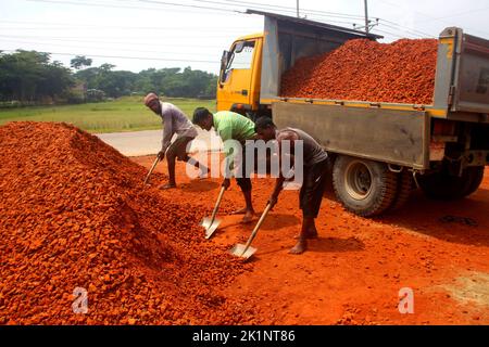 Sylhet, Bangladesch. 18. September 2022. Arbeiter während der Pause Ziegel in der Brechmaschine. Gebrochene Ziegelsteine werden für den Straßen- und Baubau verwendet. Am 18. September 2022, Sylhet, Bangladesch. (Bild: © H M Shahidul Islam Eyepix Group/eyepix via ZUMA Press Wire) Stockfoto