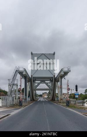 Neue Pegasus-Brücke über den Fluss Orne im Dorf Benouville, Normandie, Frankreich Stockfoto