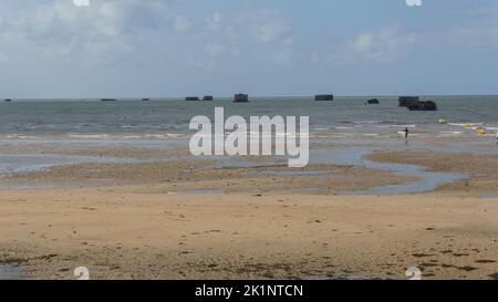 Die Ruinen des künstlichen Hafens von Gold Beach an sonnigen Sommertagen in Asnelles, Normandie, Frankreich Stockfoto