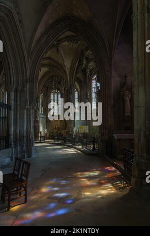 Im Inneren der Kirche Eglise Saint-Pierre de Caen mit buntem Sonnenlicht, das durch die Fenster fällt, Caen, Normandie, Frankreich Stockfoto