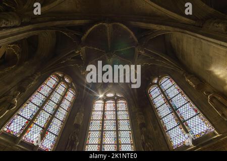 Im Inneren der Kirche Eglise Saint-Pierre de Caen mit Blick auf eine schöne gotische Decke und bunten Fenstern im Sonnenlicht, Caen, Normandie, Frankreich Stockfoto