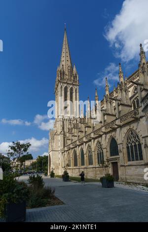 Die Kirche Eglise Saint-Pierre de Caen an einem sonnigen Sommertag, Caen, Normandie, Frankreich Stockfoto