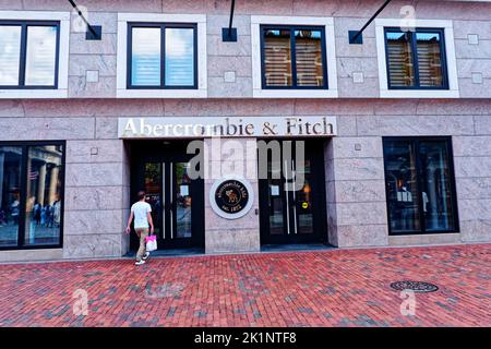 BOSTON, MASSACHUSETTS - 29. August 2022: Abercrombie Fitch ist ein amerikanischer Lifestyle-Einzelhändler, der sich auf Freizeitkleidung konzentriert. Der Hauptsitz befindet sich in New Stockfoto