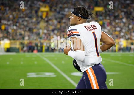 Green Bay, Wisconsin, USA. 18. September 2022. Chicago bears Quarterback Justin Fields (1) vor dem NFL-Fußballspiel zwischen den Chicago Bears und den Green Bay Packers im Lambeau Field in Green Bay, Wisconsin. Darren Lee/CSM/Alamy Live News Stockfoto