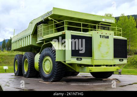 Titan T33-19 LKW; größter LKW, der je gebaut wurde; ausgestellt in Sparwood; British Columbia; Kanada Stockfoto