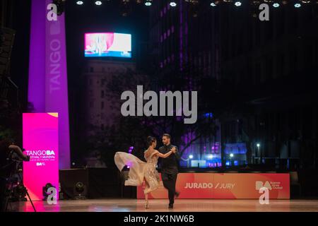 Buenos Aires, Argentinien. 17.. September 2022. Paar, das an der Tango-Weltmeisterschaft teilhat. Stockfoto