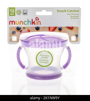 Winneconne, WI - 18. August 2022: Eine Packung Munchkin Snack Catcher Snack Dispenser auf einem isolierten Hintergrund. Stockfoto