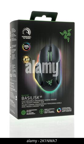 Winneconne, WI - 18. August 2022: Ein Paket von Razer Basilisk V3 Gaming-Maus auf einem isolierten Hintergrund. Stockfoto