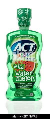 Winneconne, WI - 18. August 2022: Eine Flasche ACT Kids Wildwassermelone Mundspülung auf einem isolierten Hintergrund. Stockfoto