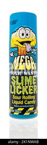 Winneconne, WI - 18. August 2022: Ein Paket von Mega Toxic Waste Slime-Lecker auf einem isolierten Hintergrund. Stockfoto