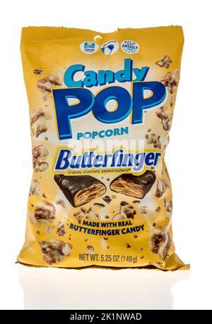 Winneconne, WI - 18. August 2022: Eine Packung Candy Pop Popcorn Butterfinger Süßigkeiten auf einem isolierten Hintergrund. Stockfoto