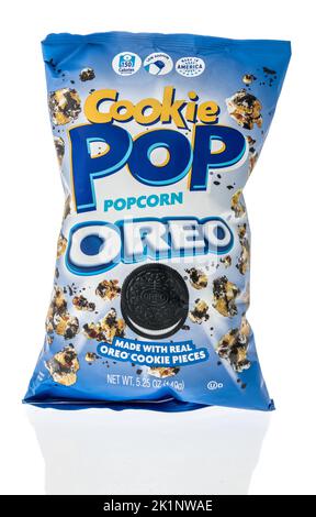 Winneconne, WI - 18. August 2022: Ein Paket mit Cookie Pop Popcorn orea auf einem isolierten Hintergrund. Stockfoto