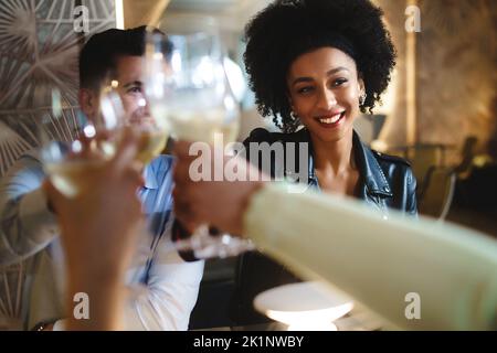 Gruppe von Happy Friends Treffen und Abendessen im Fusion Food Restaurant - fröhliche junge Freunde feiern mit einem Toast - Menschen Lifestyle concep Stockfoto