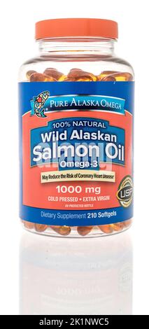 Winneconne, WI - 19. September 2022: Eine Flasche reines Alaska Omega Wildlachsöl auf einem isolierten Hintergrund. Stockfoto