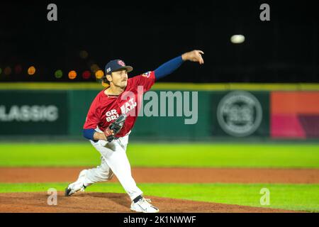 Regensburg, Bayern, Deutschland. 16. September 2022. Der britische Pitcher CAM OPP (23) wirft im Armin Wolf Stadium in Regensburg einen Pitch in der World Baseballclassic-Qualifikation gegen Frankreich. (Bild: © Kai Dambach/ZUMA Press Wire) Stockfoto