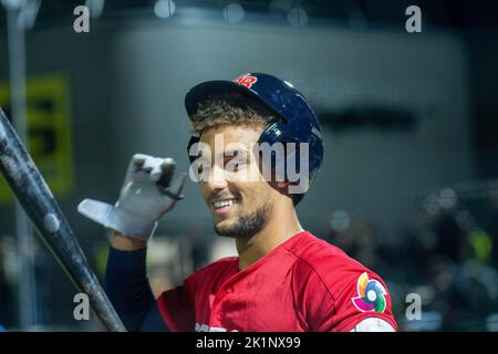 Regensburg, Bayern, Deutschland. 16. September 2022. Großbritannien-Catcher HARRISON FORD (8) lächelt vor seinem Schläger in der WM-Klassikqualifikation gegen Frankreich im Armin Wolf Stadium in Regensburg. (Bild: © Kai Dambach/ZUMA Press Wire) Stockfoto