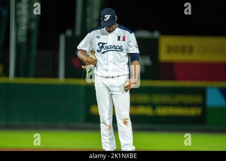 Regensburg, Bayern, Deutschland. 16. September 2022. Der französische Pitcher KEVIN CANELON (22) hängt sich während der WM-Qualifikation gegen Großbritannien im Armin Wolf Stadium in Regensburg den Kopf. (Bild: © Kai Dambach/ZUMA Press Wire) Stockfoto