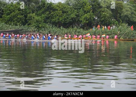 18. September 2022, South 24 Parganas, Westbengalen, Indien: Traditionelles Bootsrace-Festival am Bidyadhari-Fluss in den Sundarbans mit Tausenden von jubelnden Einheimischen in Ghusighata, Kulpi - 35 km von Kalkutta entfernt. Wobei vier 75-78ft lange Boote mit je 22 Bootsführern teilnehmen. (Bild: © Biswarup Ganguly/Pacific Press via ZUMA Press Wire) Stockfoto