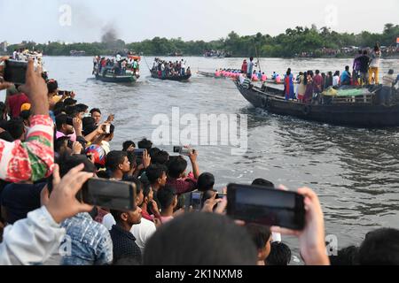 18. September 2022, South 24 Parganas, Westbengalen, Indien: Traditionelles Bootsrace-Festival am Bidyadhari-Fluss in den Sundarbans mit Tausenden von jubelnden Einheimischen in Ghusighata, Kulpi - 35 km von Kalkutta entfernt. Wobei vier 75-78ft lange Boote mit je 22 Bootsführern teilnehmen. (Bild: © Biswarup Ganguly/Pacific Press via ZUMA Press Wire) Stockfoto