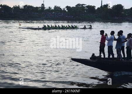 18. September 2022, South 24 Parganas, Westbengalen, Indien: Traditionelles Bootsrace-Festival am Bidyadhari-Fluss in den Sundarbans mit Tausenden von jubelnden Einheimischen in Ghusighata, Kulpi - 35 km von Kalkutta entfernt. Wobei vier 75-78ft lange Boote mit je 22 Bootsführern teilnehmen. (Bild: © Biswarup Ganguly/Pacific Press via ZUMA Press Wire) Stockfoto