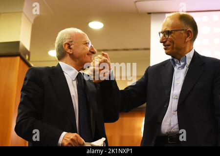 Neapel, Kampanien, Italien. 19. September 2022. Vincenzo De Luca, Gouverneur von Kampanien (L), und Enrico Letta (R), ehemaliger italienischer Premierminister und Sekretär der Demokratischen Partei Italiens während des Wahlkampfs auf dem Seebahnhof von Neapel. (Bild: © Pasquale Gargano/Pacific Press via ZUMA Press Wire) Bild: ZUMA Press, Inc./Alamy Live News Stockfoto