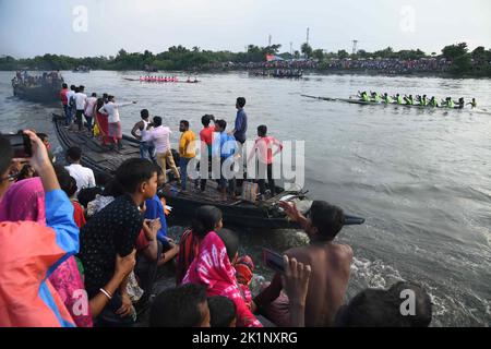 18. September 2022, South 24 Parganas, Westbengalen, Indien: Traditionelles Bootsrace-Festival am Bidyadhari-Fluss in den Sundarbans mit Tausenden von jubelnden Einheimischen in Ghusighata, Kulpi - 35 km von Kalkutta entfernt. Wobei vier 75-78ft lange Boote mit je 22 Bootsführern teilnehmen. (Bild: © Biswarup Ganguly/Pacific Press via ZUMA Press Wire) Stockfoto