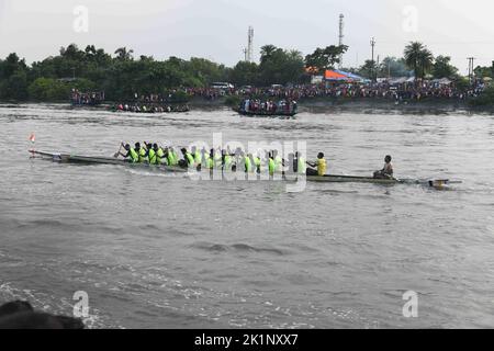 18. September 2022, South 24 Parganas, Westbengalen, Indien: Traditionelles Bootsrace-Festival am Bidyadhari-Fluss in den Sundarbans mit Tausenden von jubelnden Einheimischen in Ghusighata, Kulpi - 35 km von Kalkutta entfernt. Wobei vier 75-78ft lange Boote mit je 22 Bootsführern teilnehmen. (Bild: © Biswarup Ganguly/Pacific Press via ZUMA Press Wire) Stockfoto