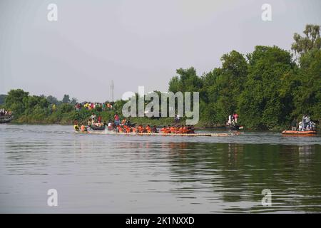 18. September 2022, South 24 Parganas, Westbengalen, Indien: Traditionelles Bootsrace-Festival am Bidyadhari-Fluss in den Sundarbans mit Tausenden von jubelnden Einheimischen in Ghusighata, Kulpi - 35 km von Kalkutta entfernt. Wobei vier 75-78ft lange Boote mit je 22 Bootsführern teilnehmen. (Bild: © Biswarup Ganguly/Pacific Press via ZUMA Press Wire) Stockfoto