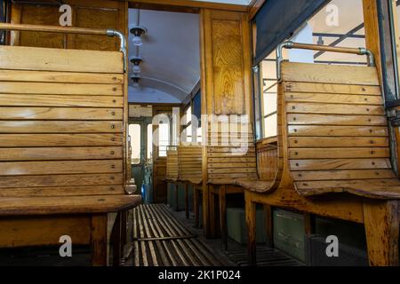 Interieur mit Holzsitzen in einer historischen Straßenbahn Stockfoto