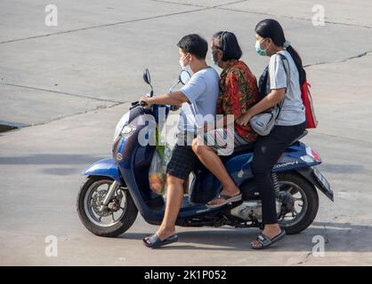 SAMUT PRAKAN, THAILAND, MAI 29 2022, Ein Junge fährt mit zwei Frauen ein Motorrad Stockfoto