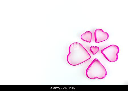 Herzförmige, gebratene Eierstöcke auf weißem Hintergrund. Stockfoto