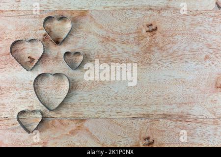 Herzförmige, gebratene Eierstöcke auf Holzhintergrund. Stockfoto