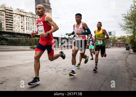 Buenos Aires, Argentinien. 18. September 2022. Eine Gruppe von Spitzensportlern läuft am 9. Juli entlang der Avenue in Richtung Obelisk, im Zentrum der Stadt Buenos Aires. Neuntausend Menschen füllten die Straßen der Stadt während des Buenos Aires-Marathons 42K. Mit mehr als 1.600 ausländischen Läufern, darunter viele aus Brasilien, Uruguay und Chile, konnte der internationale Wettbewerb seinen ganzen Glanz zurückgewinnen. Kredit: SOPA Images Limited/Alamy Live Nachrichten Stockfoto