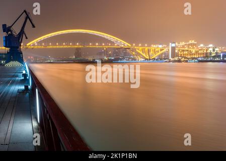 Nachtansicht des Lupu Bridge River auf dem Huangpu River in Shanghai, China Stockfoto