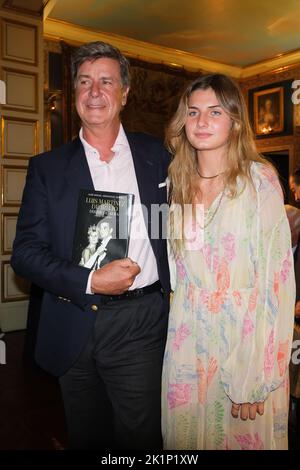 Madrid, Spanien. 19. September 2022. (L-R) Cayetano Martinez de Irujo und Amina Martinez de Irujo y Casanova nehmen an der Luis Martinez De Irujo Teil. Duque De Alba. El Peso Del nombre' Buchpräsentation im Palacio de Liria in Madrid. Kredit: SOPA Images Limited/Alamy Live Nachrichten Stockfoto