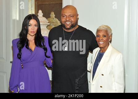 New York, USA. 19. September 2022. L-R: Serena Robinson, Damon Elliott und Dionne Warwick nehmen am 19. September Fashion4Development 2. 2022 am Jahresbankett für nachhaltige Ziele im 583 Park in New York, NY, Teil. (Foto von Stephen Smith/SIPA USA) Quelle: SIPA USA/Alamy Live News Stockfoto