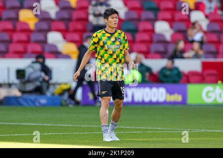 Arsenal-Verteidiger Takehiro Tomiyasu beim Premier League-Spiel zwischen Brentford und Arsenal am 18. September 2022 im GTECH Community Stadium, Brentford, England. Stockfoto