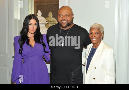 New York, USA. 19. September 2022. L-R: Serena Robinson, Damon Elliott und Dionne Warwick nehmen am 19. September Fashion4Development 2. 2022 am Jahresbankett für nachhaltige Ziele im 583 Park in New York, NY, Teil. (Foto von Stephen Smith/SIPA USA) Quelle: SIPA USA/Alamy Live News Stockfoto