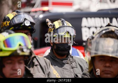 Mexiko-Stadt, Mexiko. 19. September 2022. Elemente des Katastrophenschutzes, Fire corp und Freiwillige nehmen an der Erdbebenübung der Stärke 7,1 Richter Teil, um Menschen zu lehren, wie Sicherheitspersonal im Rahmen des Gedenkens an das Erdbeben von 2017 handeln sollte, um den Opfern zu helfen. Am 19. September 2022, Mexiko-Stadt, Mexiko. (Bild: © Carlos Tischler Eyepix Group/eyepix via ZUMA Press Wire) Stockfoto