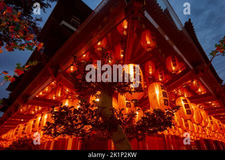 Chinesische Laternen im Buddha Tooth Relic Temple in Chinatown in Singapur während des Mid-Autumn Festivals Stockfoto