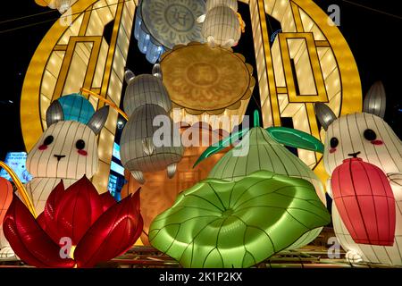 Lustige große chinesische Laternen in Singapurs Chinatown während des Mid-Autumn Festivals Stockfoto