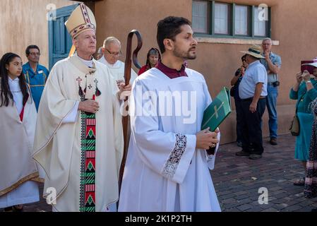 Erzbischof John C. Wester bei einer Prozession zur Fiesta de Santa Fe, Santa Fe, New Mexico. Stockfoto