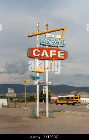 Hohes Neonschild für das Cuban Cafe in Kuba, New Mexico, USA. Stockfoto