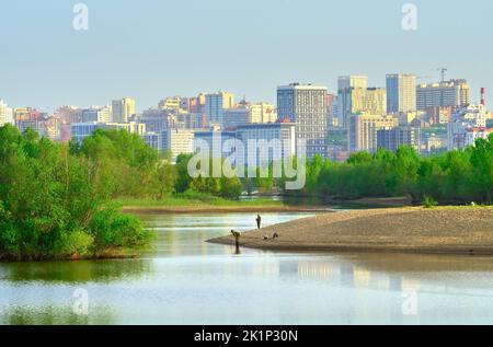 Nowosibirsk, Sibirien, Russland, 05.15.2022. Wohngebiet am Ufer des ob. Fischer auf sandigen Inseln im Bett eines großen Flusses Stockfoto