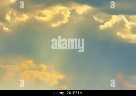 Ein wunderschöner Himmel in Alberta mit warmem Licht auf den wabenden Wolken Stockfoto