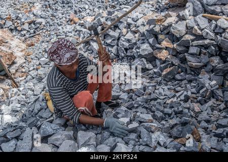 Südkonawe, Indonesien. 19. September 2022. Eine Bergarbeiterin zerbricht einen Stein in kleine Stücke. Traditioneller Steinabbau, der von den Bewohnern des Dorfes Sanggula durchgeführt wird. Traditionelle Bergleute, die übrigens Anwohner sind, verkaufen ihre Arbeit in der Regel an Bergbauunternehmen. Kredit: SOPA Images Limited/Alamy Live Nachrichten Stockfoto