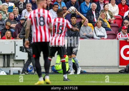 Arsenal-Verteidiger Takehiro Tomiyasu beim Premier League-Spiel zwischen Brentford und Arsenal am 18. September 2022 im GTECH Community Stadium, Brentford, England. Stockfoto