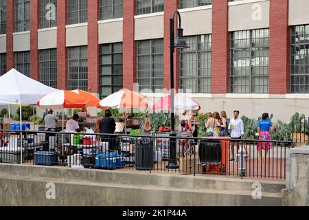 Besucher kaufen Speisen und Erfrischungen entlang des Richmond, Virginia's Haxall Canal Walk in der Innenstadt. Stockfoto