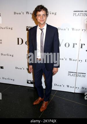 New York City, USA. 19. September 2022. Douglas Smith bei der „Don't Worry Darling“-Vorführung in New York, die am 19. September 2022 auf dem AMC Lincoln Square in New York City, NY, stattfand © Steven Bergman/AFF-USA.COM Quelle: AFF/Alamy Live News Stockfoto