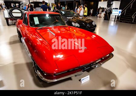 Ein klassisches rotes 1965er Chevrolet Corvette Sting Ray Coupé auf den Worldwide Auctioneers in Auburn, Indiana, USA. Stockfoto